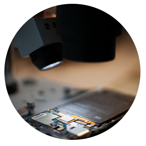 Ремонт мобильного телефона под микроскопом